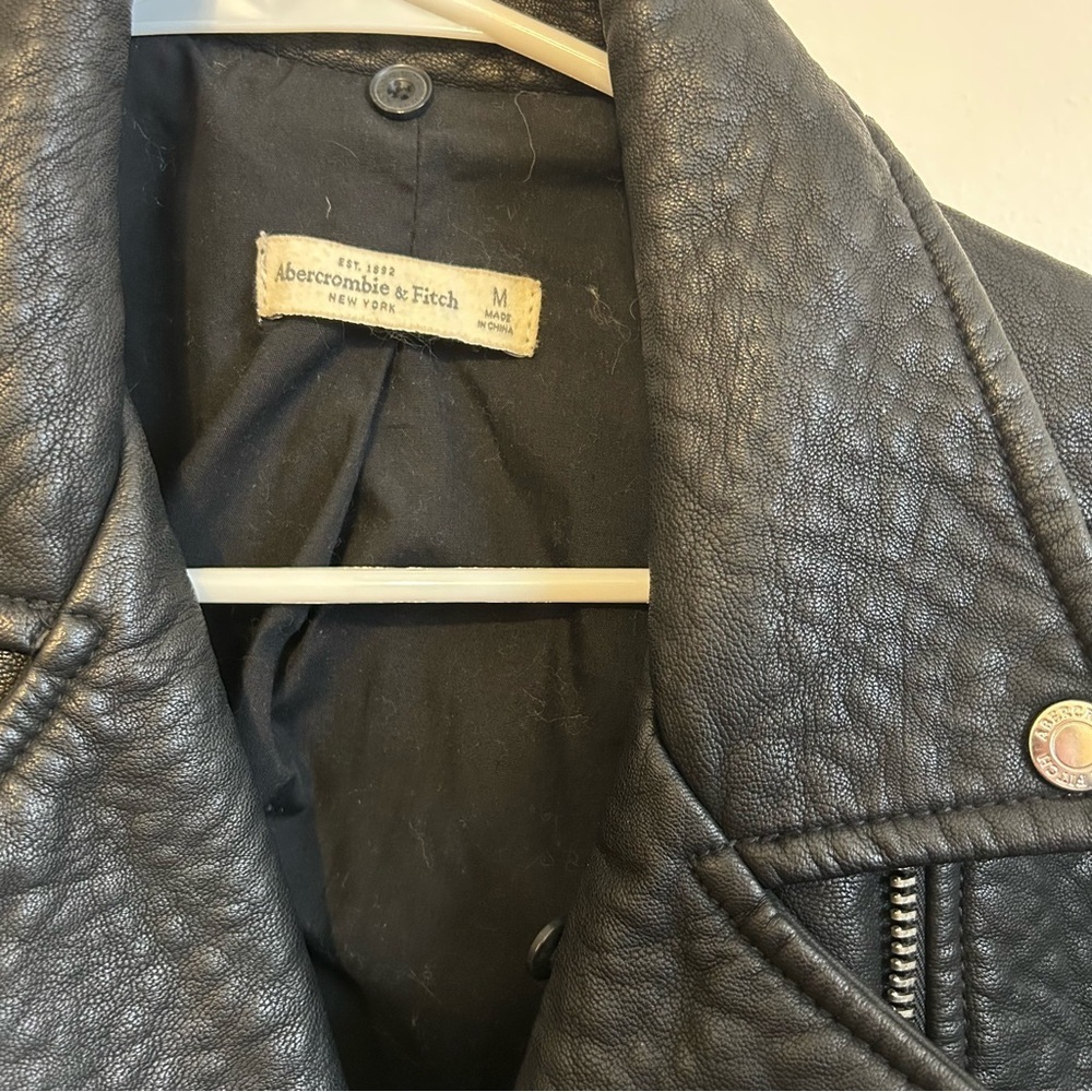 Abercrombie & Fitch • Cropped Fittes Vegan Leather Biker Jacket - Picture 2 of 6